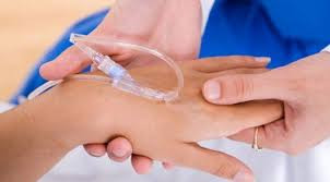 Tránh việc tự ý truyền dịch khi bị sốt xuất huyết rất dễ dẫn đến nguy hiểm