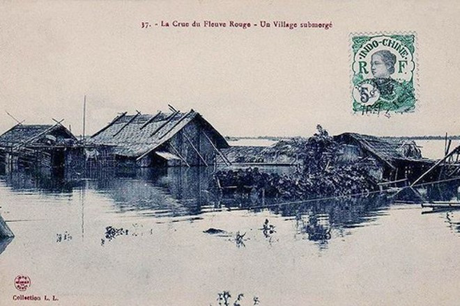 Một ngôi làng ngập trong nước lũ sông Hồng khoảng năm 1900 Một ngôi làng ngập trong nước lũ sông Hồng khoảng năm 1900