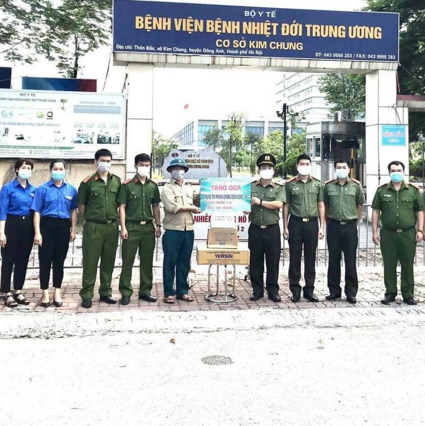 Công an xã Kim Chung làm nhiệm vụ tại các chốt đảm bảo an ninh, trật tự, phòng, chống dịch Covid-19 tại Bệnh viện Bệnh nhiệt đới Trung ương