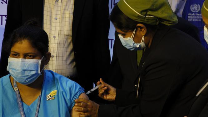 Nhân viên y tế là nhóm đầu tiên được tiêm vaccine Covid-19 ở Bangladesh Nhân viên y tế là nhóm đầu tiên được tiêm vaccine Covid-19 ở Bangladesh