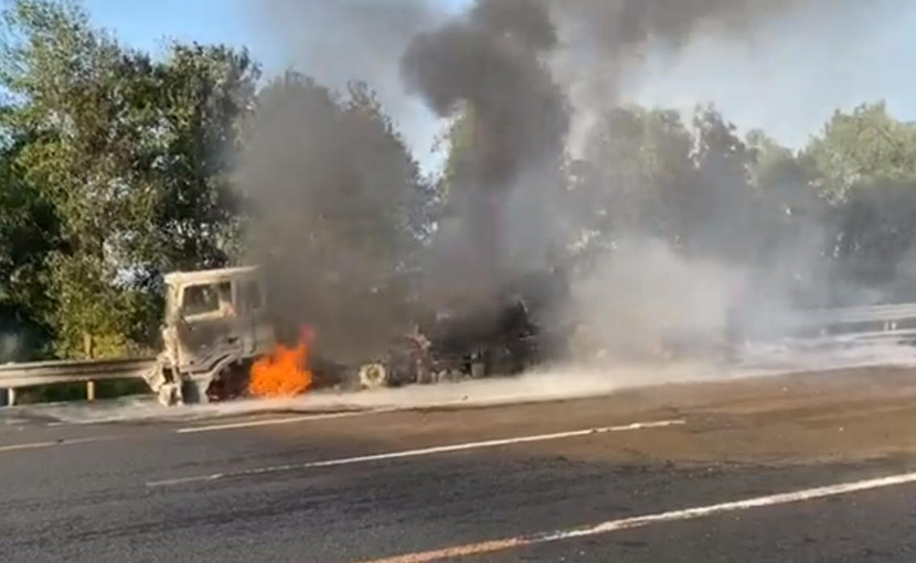 Xe bồn chở xăng dầu bị lật bốc cháy trên cao tốc Hà Nội- Hải Phòng Xe bồn chở xăng dầu bị lật bốc cháy trên cao tốc Hà Nội- Hải Phòng