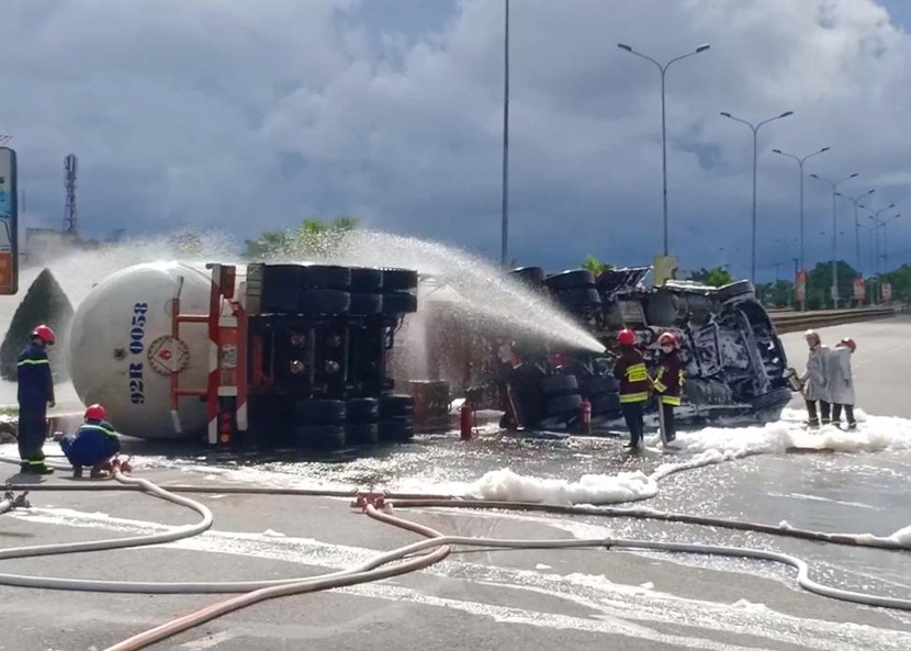 Lực lượng Cảnh sát PCCC và CNCH- CATP Đà Nẵng xử lý sự cố lật xe bồn chở gas Lực lượng Cảnh sát PCCC và CNCH- CATP Đà Nẵng xử lý sự cố lật xe bồn chở gas