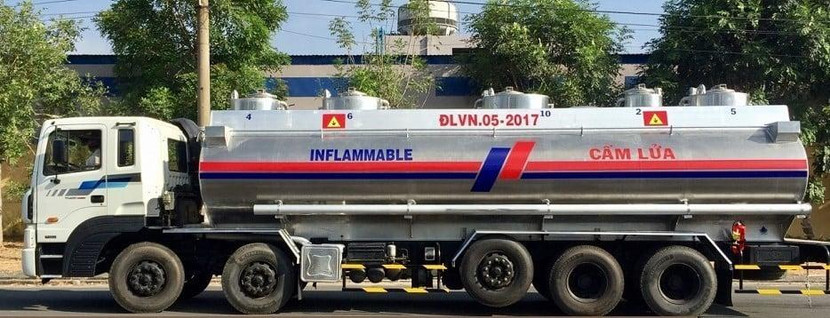 Xe chở xăng dầu phải tuân thủ quy định dán biển hiệu cảnh báo trên thân xe Xe chở xăng dầu phải tuân thủ quy định dán biển hiệu cảnh báo trên thân xe