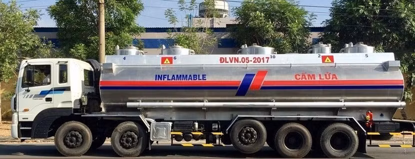 Xe chở xăng dầu phải tuân thủ quy định dán biển hiệu cảnh báo trên thân xe