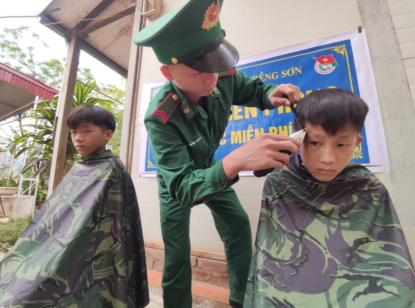 Mô hình “Tay kéo biên phòng cắt tóc miễn phí” rất được các em học sinh dân tộc yêu thích Mô hình “Tay kéo biên phòng cắt tóc miễn phí” rất được các em học sinh dân tộc yêu thích
