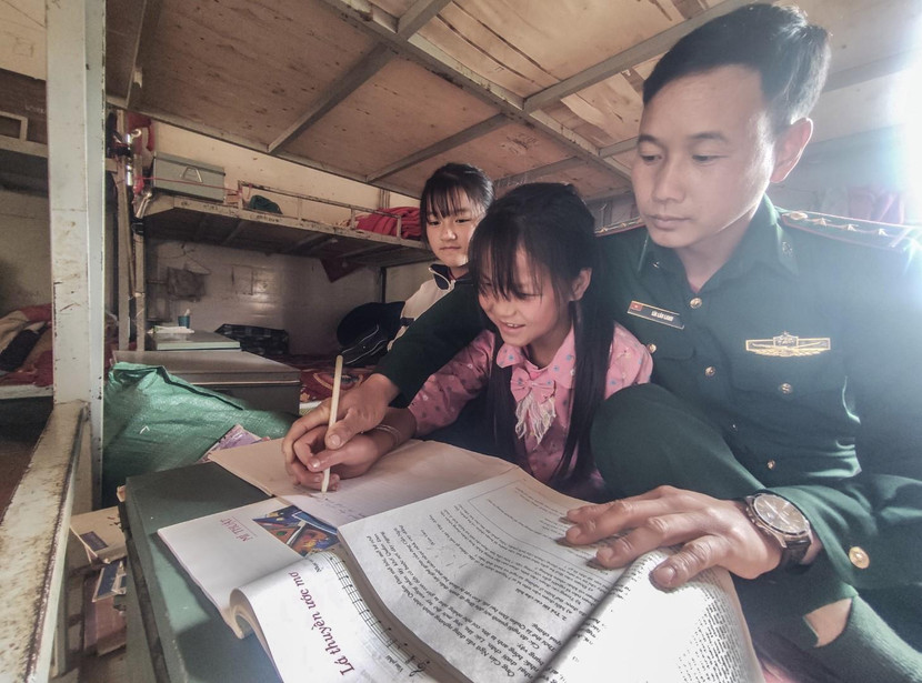 Thượng úy Lìu Láo Lanh dạy các em học sinh dân tộc học bài Thượng úy Lìu Láo Lanh dạy các em học sinh dân tộc học bài
