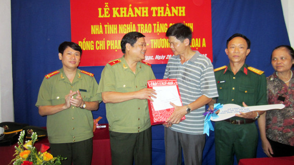 Ấm áp nghĩa tình đồng đội ảnh 1 Ấm áp nghĩa tình đồng đội ảnh 1