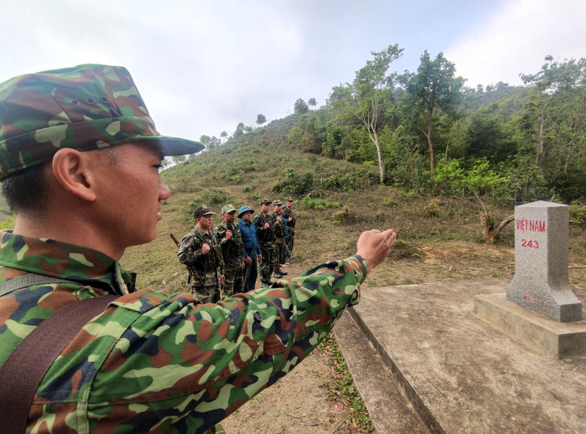 Ngày xuân của những người lính biên phòng là điểm chốt, là cột mốc, đường biên và những chốt kiểm soát, ngăn chặn Covid-19 nơi những con đường mòn sát biên giới để canh cho dân từng giấc ngủ bình yên… Ảnh: PHÚ KHÁNH