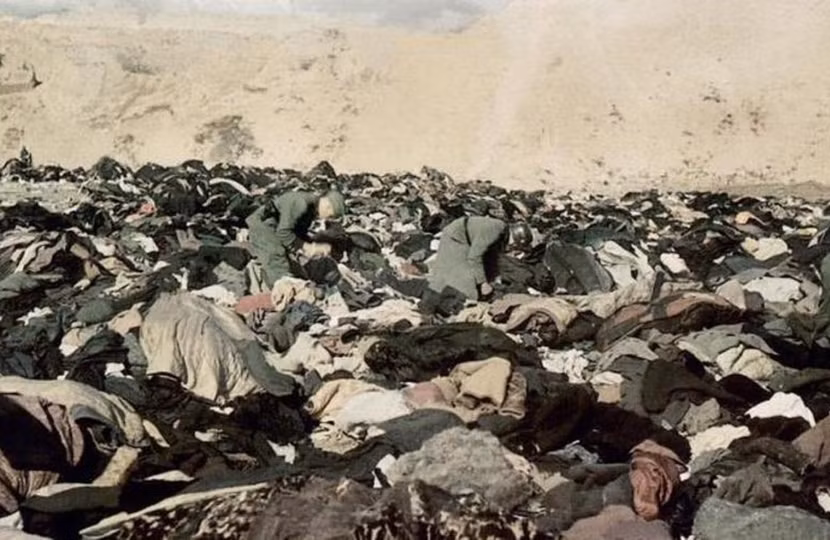 Các nạn nhân đều phải bỏ lại tư trang và quần áo trước khi bị thảm sát