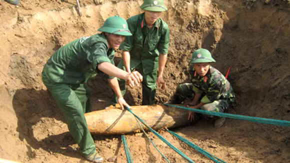 Di dời an toàn quả bom ra khỏi khu dân cư ảnh 1