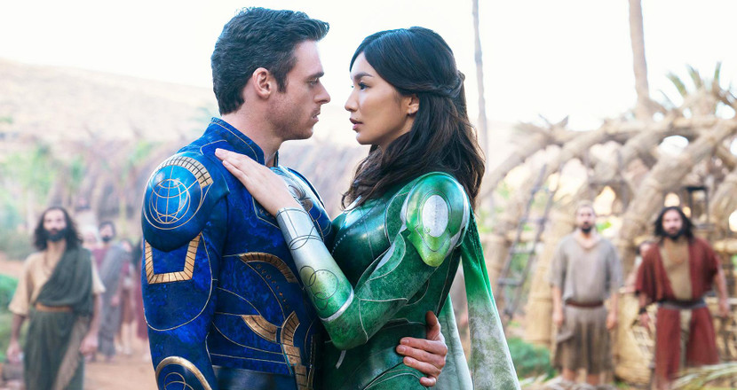 Cặp đôi Sersi và Ikaris trong phim “Chủng tộc bất tử”