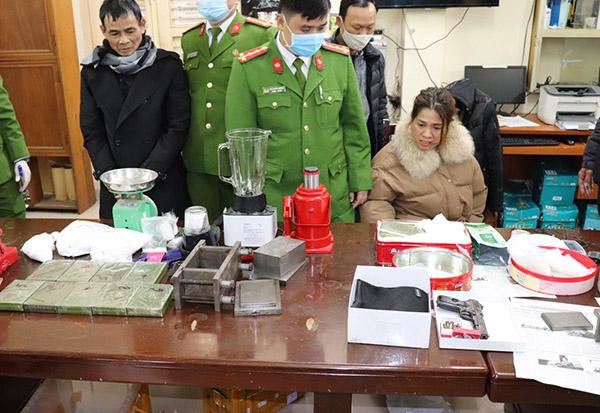 Các đối tượng trộn heroin với bột để bán Các đối tượng trộn heroin với bột để bán