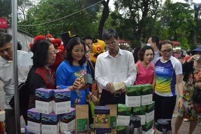 Các đại biểu cùng người dân tham quan các gian hàng tại Tuần hàng Việt lần thứ 2 năm 2021