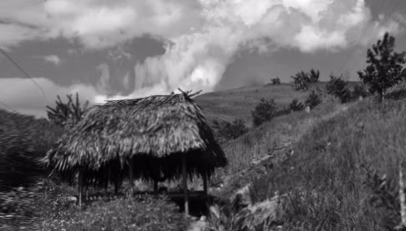 “Nhà hoà hợp” của chúng tôi ngày xưa khá giống nhà chòi của đồng bào Cơ Tu