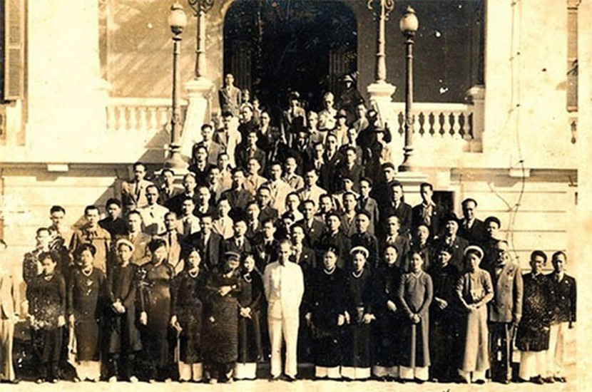 Bác Hồ chụp ảnh với giới công thương Hà Nội ngày 18/9/1945 tại Bắc Bộ phủ. Ảnh: Tư liệu TTXVN Bác Hồ chụp ảnh với giới công thương Hà Nội ngày 18/9/1945 tại Bắc Bộ phủ. Ảnh: Tư liệu TTXVN