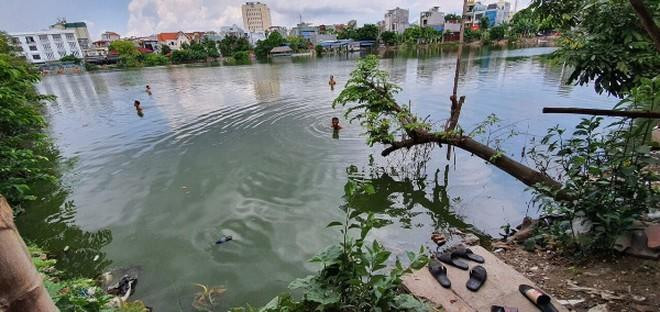 Các trinh sát mò tìm súng dưới đáy ao Các trinh sát mò tìm súng dưới đáy ao