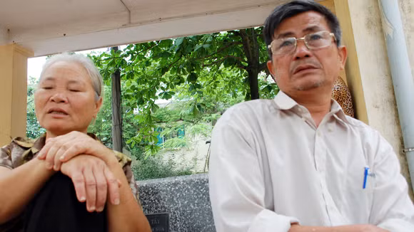 Bệnh nhân chắp tay van nài bác sỹ ảnh 1