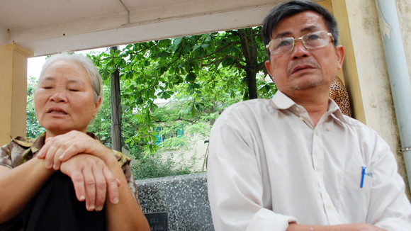 Bệnh nhân chắp tay van nài bác sỹ ảnh 1