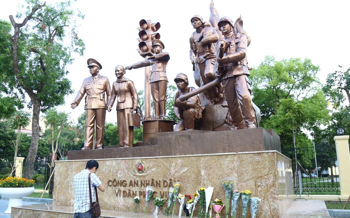 Kính cẩn nghiêng mình trước tấm gương hy sinh anh dũng của những người lính Kính cẩn nghiêng mình trước tấm gương hy sinh anh dũng của những người lính