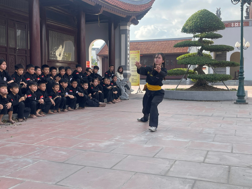 Nữ võ sinh của Trung tâm võ thuật tài năng trẻ Bắc Ninh biểu diễn bài võ mèo “Miêu tẩy diện” (Mèo rửa mặt) Nữ võ sinh của Trung tâm võ thuật tài năng trẻ Bắc Ninh biểu diễn bài võ mèo “Miêu tẩy diện” (Mèo rửa mặt)