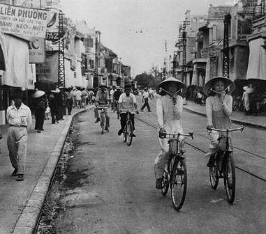 Có thời kỳ, chỉ những người sinh trưởng trong những gia đình khá giả ở thành phố mới sở hữu chiếc xe đạp Peugeot của Pháp. Ảnh tư liệu