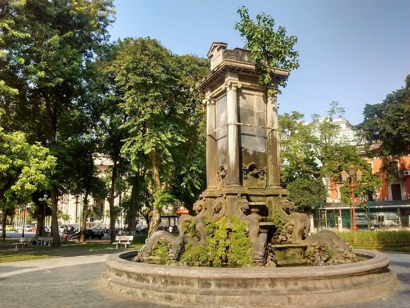 Đài phun nước ở vườn hoa con cóc là đài phun nước cổ nhất ở Hà Nội. Đây là sự kết hợp hài hòa giữa phong cách kiến trúc của phương Đông và phương Tây