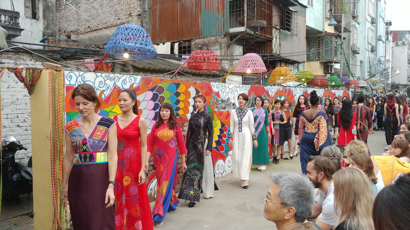 Từ một nơi vứt rác của người dân, dự án nghệ thuật Phúc Tân đã thành điểm đến của các hoạt động văn hóa như trình diễn thời trang, tham quan, trải nghiệm thành phố