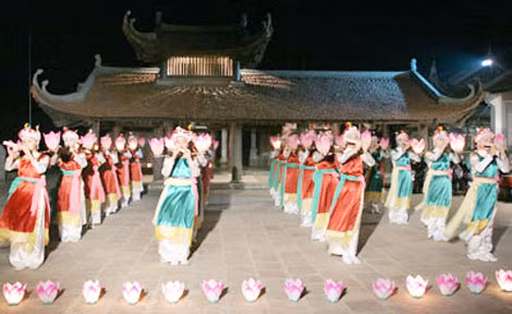 Điệu múa Bài Bông đã được dân dã hóa, thôn quê hóa khi kết hợp với màn thi bơi chải