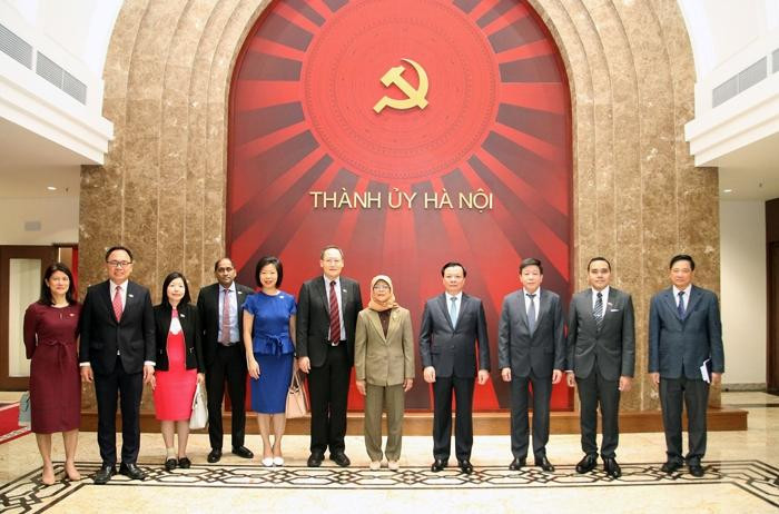 Bí thư Thành ủy Hà Nội Đinh Tiến Dũng và các đại biểu tham dự buổi tiếp Tổng thống Singapore Halimah Yacob Bí thư Thành ủy Hà Nội Đinh Tiến Dũng và các đại biểu tham dự buổi tiếp Tổng thống Singapore Halimah Yacob