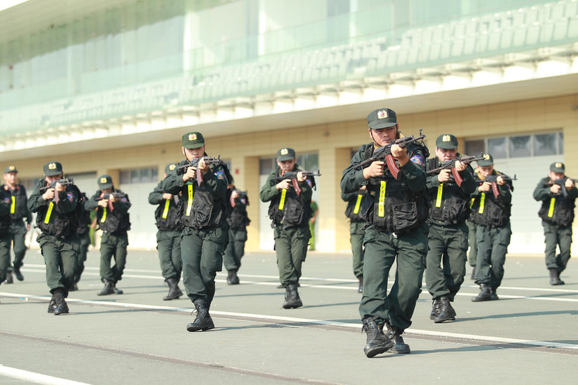 Các chiến sĩ Tiểu đoàn Cảnh sát Đặc nhiệm trình diễn kỹ năng sử dụng súng vào thực tiễn công tác, chiến đấu