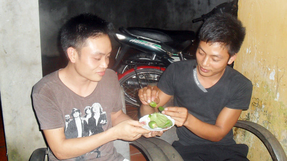 Rủ nhau ăn trầu để… bỏ thuốc lá ảnh 1 Rủ nhau ăn trầu để… bỏ thuốc lá ảnh 1