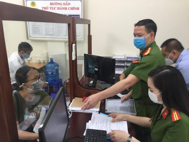 CAP Nghĩa Tân, quận Cầu Giấy hướng dẫn các thủ tục hành chính cho người dân liên quan đến Luật Cư trú