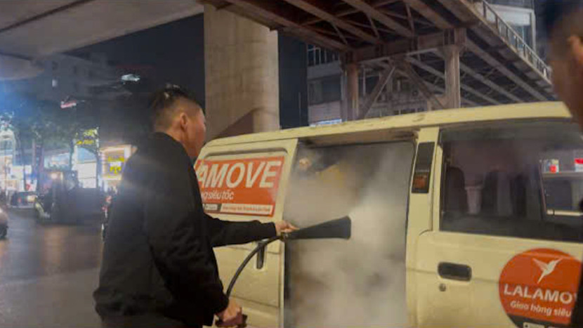 Thượng uý Đào Minh Nghĩa cùng người dân dập tắt đám cháy ô tô Thượng uý Đào Minh Nghĩa cùng người dân dập tắt đám cháy ô tô