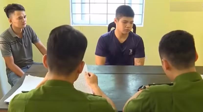 Cơ quan công an ghi lời khai các đối tượng