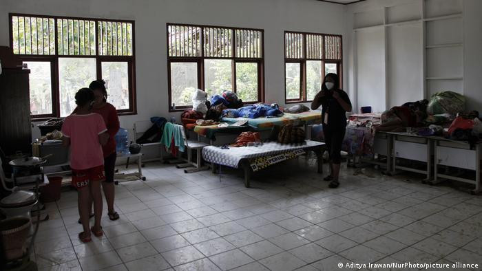 Người Indonesia gặp phải những thảm họa thiên nhiên thường trú ẩn trong những cơ sở tạm thời