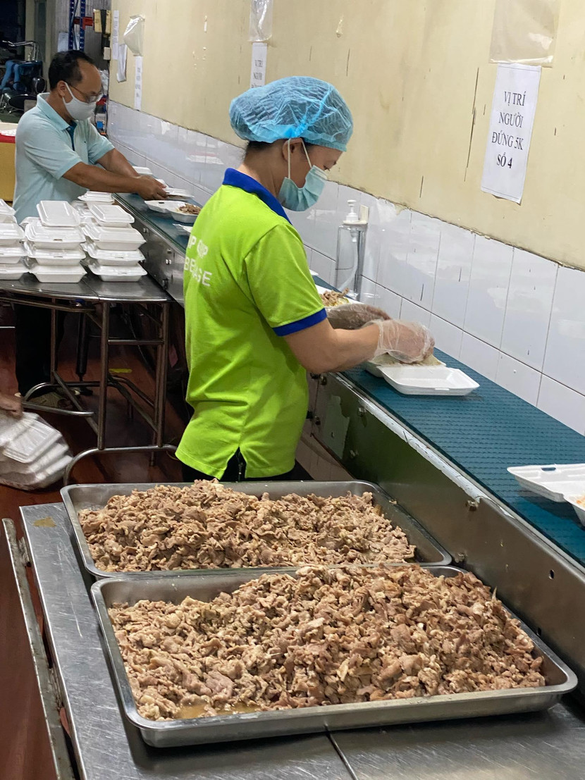 Chuẩn bị bữa ăn cho cán bộ công nhân “3 tại chỗ” Chuẩn bị bữa ăn cho cán bộ công nhân “3 tại chỗ”