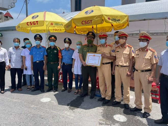Trung tướng Nguyễn Hải Trung - Giám đốc CATP trao Bằng khen của Chủ tịch UBND TP Hà Nội tặng chốt kiểm soát dịch bệnh tại cửa ngõ Thủ đô Trung tướng Nguyễn Hải Trung - Giám đốc CATP trao Bằng khen của Chủ tịch UBND TP Hà Nội tặng chốt kiểm soát dịch bệnh tại cửa ngõ Thủ đô