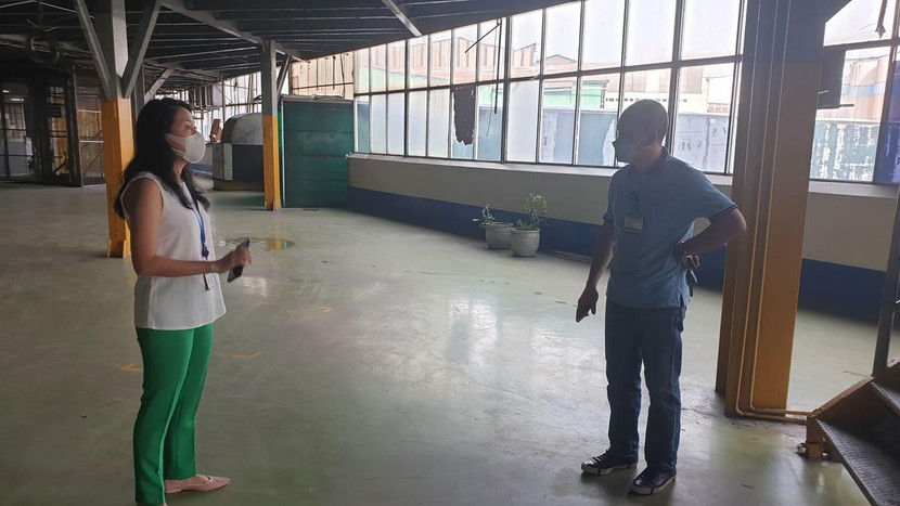 Phó Tổng Giám đốc Tập đoàn Tân Hiệp Phát Trần Uyên Phương kiểm tra hoạt động sản xuất theo mô hình “3 tại chỗ” trong nhà máy Phó Tổng Giám đốc Tập đoàn Tân Hiệp Phát Trần Uyên Phương kiểm tra hoạt động sản xuất theo mô hình “3 tại chỗ” trong nhà máy