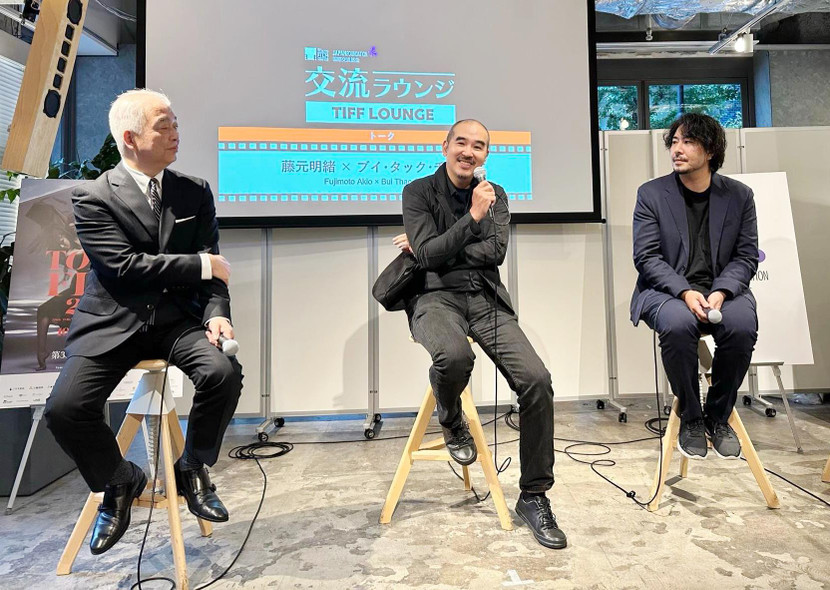 Buổi giao lưu TIFF Lounge Talk giữa đạo diễn Bùi Thạc Chuyên và đạo diễn Nhật Fujimoto Akio, dẫn chương trình là Giáo sư Ishizaka Kenji (giám tuyển phim cấp cao của TIFF) Buổi giao lưu TIFF Lounge Talk giữa đạo diễn Bùi Thạc Chuyên và đạo diễn Nhật Fujimoto Akio, dẫn chương trình là Giáo sư Ishizaka Kenji (giám tuyển phim cấp cao của TIFF)