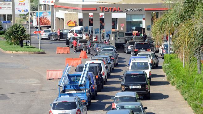 Các lái xe ở Thủ đô Beirut, Lebanon xếp hàng dài để mua xăng với lượng phân phối nhỏ giọt