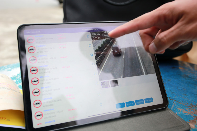 Từ những dữ liệu camera giám sát gửi về, lực lượng tuần tra kiểm soát giao thông có thể dễ dàng phát hiện, xử lý người vi phạm Từ những dữ liệu camera giám sát gửi về, lực lượng tuần tra kiểm soát giao thông có thể dễ dàng phát hiện, xử lý người vi phạm