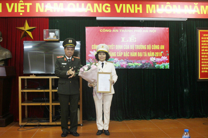 Đại tá Nghiêm Thị Minh Hương nhận quyết định thăng cấp bậc hàm Đại tá