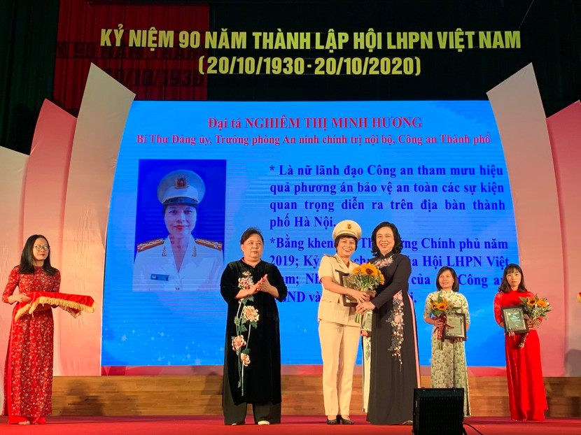 Đại tá Nghiêm Thị Minh Hương vinh dự nhận danh hiệu “10 gương mặt phụ nữ Thủ đô xuất sắc tiêu biểu”
