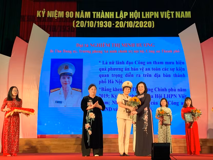 Đại tá Nghiêm Thị Minh Hương vinh dự nhận danh hiệu “10 gương mặt phụ nữ Thủ đô xuất sắc tiêu biểu”