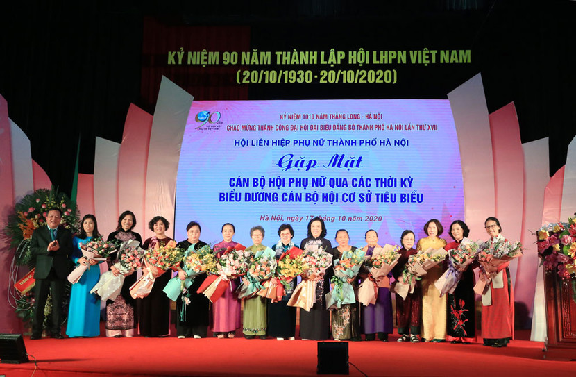 Phó Bí thư Thành ủy, Trưởng ban Tuyên giáo Thành ủy Hà Nội Nguyễn Văn Phong tặng hoa chúc mừng các đồng chí lãnh đạo Trung ương, thành phố và lãnh đạo hội qua các thời kỳ