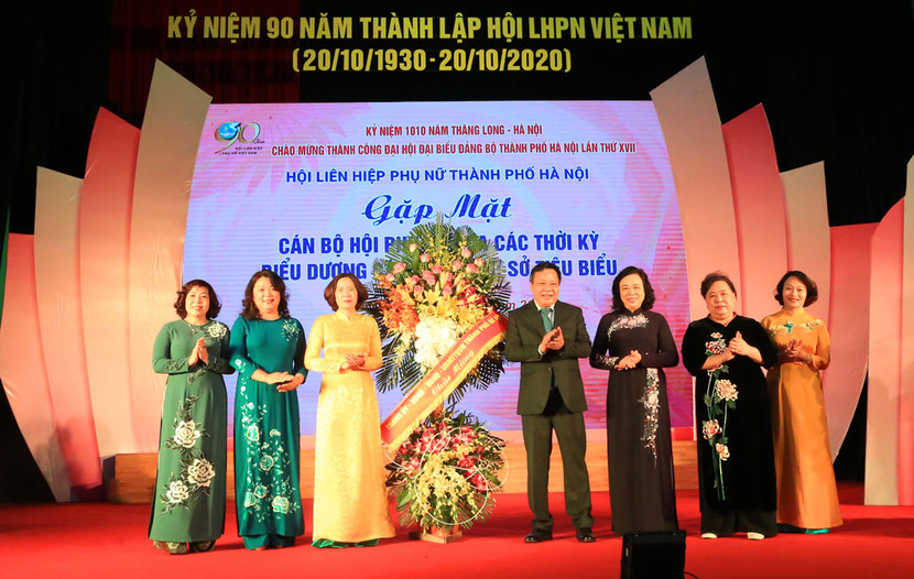 Lãnh đạo thành phố trao tặng lẵng hoa chúc mừng Hội Liên hiệp phụ nữ thành phố Hà Nội nhân kỷ niệm 90 năm Ngày thành lập Hội Liên hiệp phụ nữ Việt Nam.