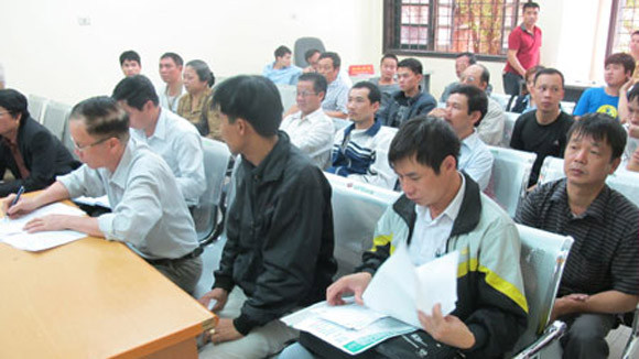 Ngày đầu xử phạt xe không sang tên, đổi chủ: Đổ xô đi làm thủ tục ảnh 1