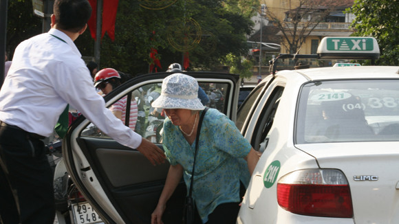 Hạn chế phương tiện cá nhân: Taxi lo bị bỏ quên ảnh 1