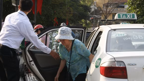 Hạn chế phương tiện cá nhân: Taxi lo bị bỏ quên ảnh 1