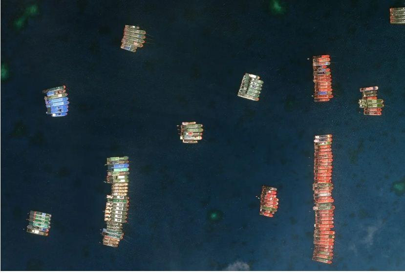 Các tàu của Trung Quốc neo đậu ở gần khu vực Đá Ba Đầu thuộc cụm đảo Sinh Tồn thuộc quần đảo Trường Sa của Việt Nam Các tàu của Trung Quốc neo đậu ở gần khu vực Đá Ba Đầu thuộc cụm đảo Sinh Tồn thuộc quần đảo Trường Sa của Việt Nam